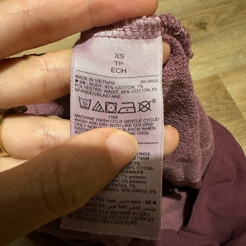 NWT Old Navy Maternity Rollover Waist Shorts in Plum Size XS - Picture 2 of 3